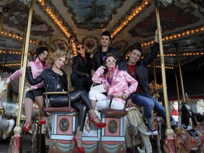 Los protagonistas de Grease subidos en un tiovivo de la calle Serrano de Madrid.