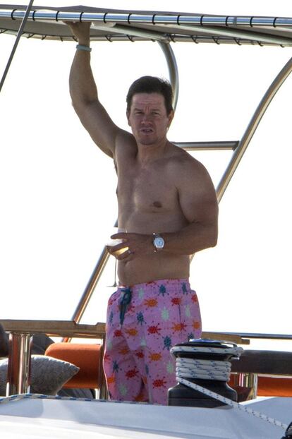 El actor Mark Wahlberg y su familia han escogido el mismo destino que Justin Bieber: el calor y las playas de Barbados.