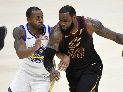 Iguodala y LeBron, en un Warriors-Cavaliers. 