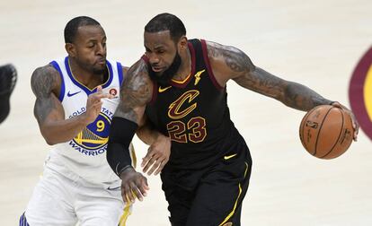 Iguodala y LeBron, en un Warriors-Cavaliers. 