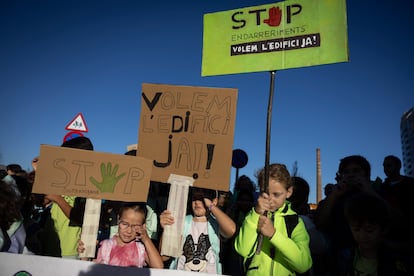 Protesta de familias de la escuela Sala i Badrines de Terrassa, en 2024, reclamando la construcción del edificio definitivo