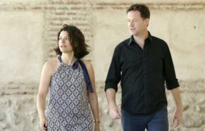 El viceprimer ministro británico, Nick Clegg, con su mujer, en Olmedo, ayer.