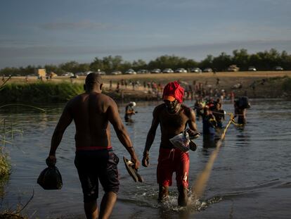 Migrantes haitianos cruzan el Río Bravo entre Del Río (Texas) y Ciudad Acuña (México) el 22 de septiembre de 2021.