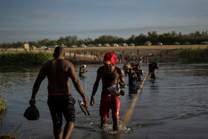 Migrantes haitianos cruzan el Río Bravo entre Del Río (Texas) y Ciudad Acuña (México) el 22 de septiembre de 2021.