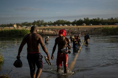 Migrantes haitianos cruzan el Río Bravo entre Del Río (Texas) y Ciudad Acuña (México) el 22 de septiembre de 2021.