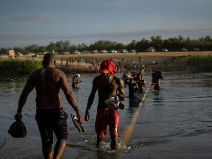 Migrantes haitianos cruzan el Río Bravo, este 22 de septiembre.