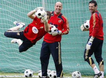 Casillas detiene un balón ante Reina y Palop en un entrenamiento de la selección española.