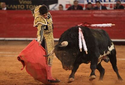 El torero francés Sebastián Castella lidiando su segundo toro de la tarde, de 490 kilogramos, durante la segunda corrida de la temporada grande en la Plaza de Toros México.