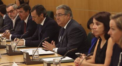 El ministro del Interior, Juan Ignacio Zoido, junto a representantes de los partidos en el Pacto Antiterrorista.