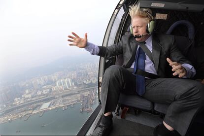 Antes de suceder Theresa May em julho deste ano como primeiro-ministro do Reino Unido, Boris Johnson foi prefeito de Londres (2008 a 2016). Nesta imagem, Johnson sobrevoa a cidade de Hong Kong em 17 de outubro de 2017.