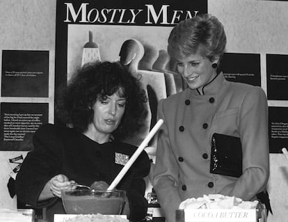 La fundadora de The Body Shop, Anita Roddick, junto a la princesa Diana de Gales en la sede de la marca en Littlehampton en los años ochenta.