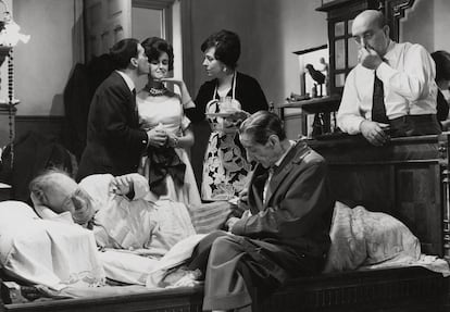 Una joven Lampreave con José Luis López Vázquez y José Isbert, en un clásico del cine español, 'El cochecito', dirigida por Marco Ferreri en 1960.