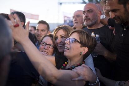 Dos mujeres se fotografían con Susana Díaz.