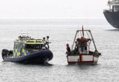 El patrón del pesquero "Divina Providencia", Francisco Gómez "Soti" (2d), conversaba con agentes de la policía de Gibraltar, ayer, 21 de agosto de 2012, en aguas próximas a Gibraltar.