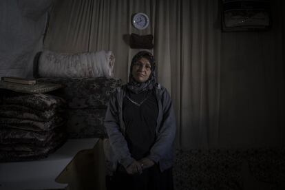 Rueda Elhamoudi, de 40 años, posa en el interior de su vivienda en el asentamiento informal Faour 027. Ella llegó al Líbano hace 10 años, huyendo de la violencia, la cárcel y la guerra en Siria. Actualmente, vive sola y confiesa que llevaba más de tres semanas sin ducharse.