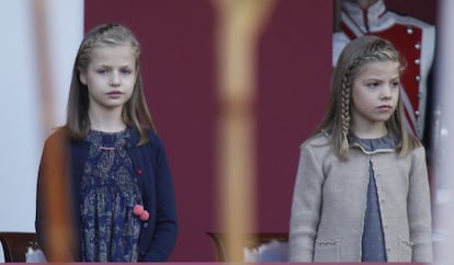 La princesa Leonor y, a la derecha, la infanta Sofía, durante el desfile militar.