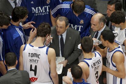 Ettore Messina da instrucciones a sus jugadores.