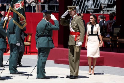 Los Reyes durante el acto conmemorativo del 175 aniversario de la fundación de la Guardia Civil, en el Palacio Real, en Madrid.