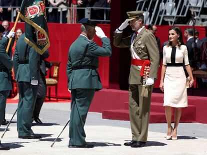 Los Reyes durante el acto conmemorativo del 175 aniversario de la fundación de la Guardia Civil, en el Palacio Real, en Madrid.