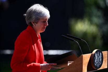 Su acuerdo ha sido rechazado ya en tres ocasiones en la Cámara de los Comunes y la gota que ha colmado el vaso ha sido su deseo de someterlo a una cuarta votación. En la imagen, May, durante la rueda de prensa en Londres, este viernes.