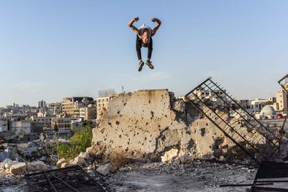 Según uno de los entrenadores, ya son más de 120 los jóvenes los que practican el 'parkour' en Alepo, aunque no pocos han emigrado al extranjero en busca de un mejor futuro o para eludir hacer el servicio militar obligatorio.