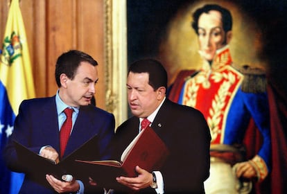 El presidente venezolano, Hugo Chávez (derecha), conversa con su homólogo español, José Luis Rodríguez Zapatero, durante la firma de acuerdos realizada el 30 de marzo de 2005, en Caracas (Venezuela). 