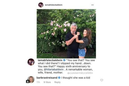 “¿Lo has visto? ¿Has visto lo que acabo de hacer? He dejado caer mi mano... Feliz sexto aniversario, Hilaria Baldwin. Una mujer, esposa, amiga y madre excepcional”. Estas son las palabras que Alec Baldwin (EE.UU., 1958) le dedica a su pareja, con la que contrajo matrimonio en el verano de 2012 y con la que tiene cuatro hijos. Hilaria es 26 años menor que él, algo que, junto a su delgada complexión, quizá haya podido motivar el divertido comentario que les deja la cantante Barbra Streisand (EE.UU., 1942): “Pensé que era una niña”. Es fácil concluir que se trata de una broma, ya que Baldwin y Streisand han confesado admirarse mutuamente, y han versionado juntos recientemente la canción 'The best thing that has ever happened to me'.