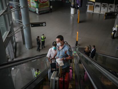 Un turista se encamina a abordar un vuelo en el aeropuerto internacional El Dorado, en Bogotá (Colombia).