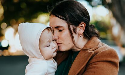 Los cuidados de un hijo enfermo en el domicilio implican muchas veces una dedicación de 24 horas al día. Esta situación modifica las dinámicas familiares.