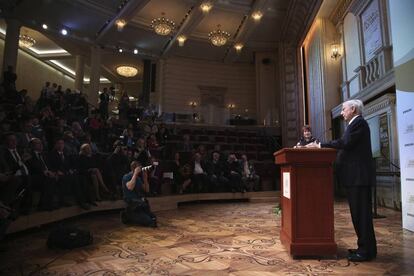 El escritor Mario Vargas Llosa pronuncia su discurso tras recibir el premio en Moscú.