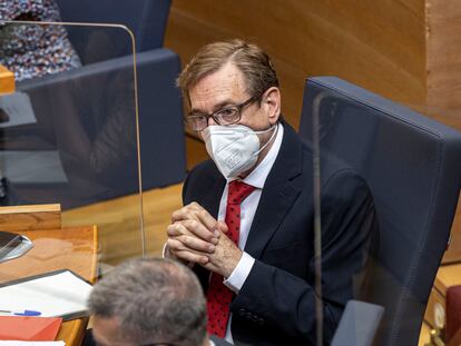 El consejero de Sanidad, Miguel Mínguez, en el hemiciclo de las Cortes Valencianas hace unas semanas.