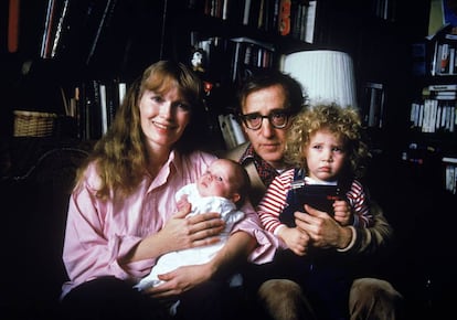 Foto familiar de Mia Farrow, Woody Allen e seus filhos Satchel (depois Ronan) e Dylan, feita no começo de 1988.