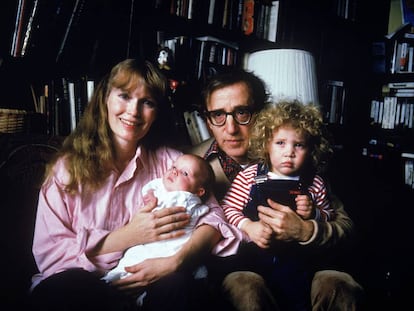 Retrato familiar de Mia Farrow, Woody Allen y sus hijos Satchel (después Ronan) y Dylan realizado a inicios de 1988.