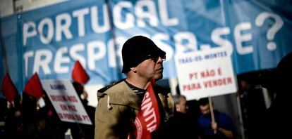 Protestas de empleados de PT ante la asamblea, la pasada semana.