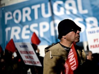 Protestas de empleados de PT ante la asamblea, la pasada semana.