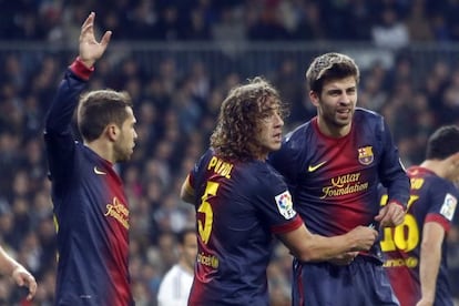 Puyol arrebata el mechero a Piqué y lo lanza fuera del campo.