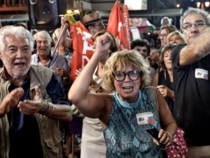 Partidarios de Syriza celebran los resultados en Atenas.