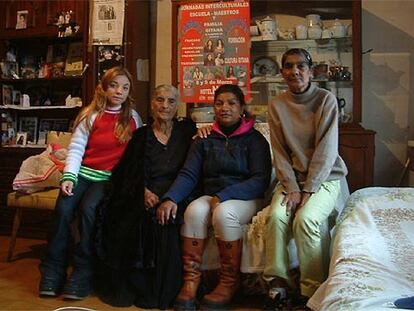 Tres generaciones de gitanas: de izquierda a derecha, la nieta Irene, la abuela Herminia, la madre y la tía.
