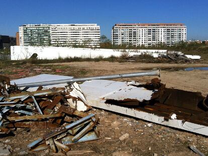 Lamas de acero de la futura cubierta móvil del Ágora de Calatrava, en un solar sin vigilancia junto a la Ciudad de las Artes de Valencia.