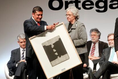 Soledad Gallego-Díaz entrega a Humberto Padgett el premio Ortega y Gasset al mejor reportaje en periodismo impreso.