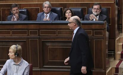 El ministro de Hacienda, Cristóbal Montoro, en primer plano, en el debate sobre los Presupuestos Generales del Estado de 2017.