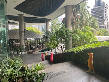 Centro comercial EmQuartier, en Bangkok, una gran galería comercial con aire acondicionado donde muchos vecinos se refugian del calor.