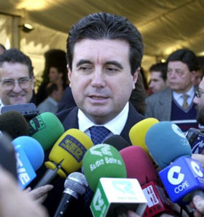 Matas respondía ayer a los periodistas tras inaugurar una depuradora en Lluchmayor (Mallorca).