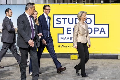 La presidenta de la Comisión Europea, Ursula von der Leyen, y candidata a repetir mandato, en Maastricht (Países Bajos) este lunes, antes del debate con otros candidatos a la jefatura del Ejecutivo comunitario.