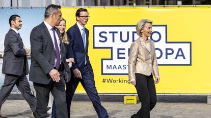 La presidenta de la Comisión Europea, Ursula von der Leyen, y candidata a repetir mandato, en Maastricht (Países Bajos) este lunes, antes del debate con otros candidatos a la jefatura del Ejecutivo comunitario.