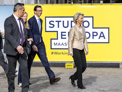 La presidenta de la Comisión Europea, Ursula von der Leyen, y candidata a repetir mandato, en Maastricht (Países Bajos) este lunes, antes del debate con otros candidatos a la jefatura del Ejecutivo comunitario.