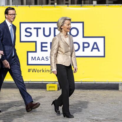 La presidenta de la Comisión Europea, Ursula von der Leyen, y candidata a repetir mandato, en Maastricht (Países Bajos) este lunes, antes del debate con otros candidatos a la jefatura del Ejecutivo comunitario.