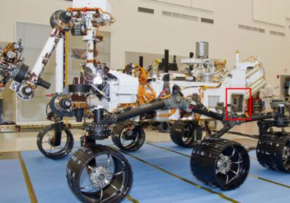 El vehículo todoterreno de exploración marciana <i>Curiosity,</i> durante los últimos ensayos antes de instalarlo en el cohete que lo debe lanzar al espacio.