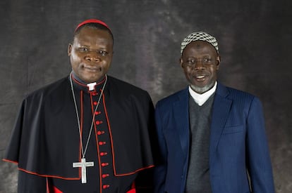 Dieudonné Nzapalainga, arzobispo de Bangui, y Kobine Layama, imán de la mezquita central de la capital centroafricana.