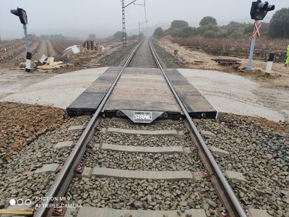 Un paso a nivel ferroviario, renovado por ADIF, en una imagen facilitada por la empresa pública.